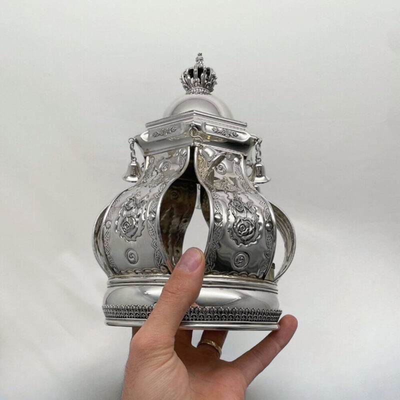 Hand hold the Torah crown