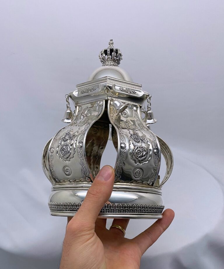 Hand hold the Torah crown