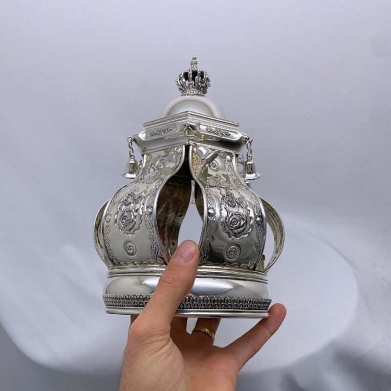Hand hold the Torah crown