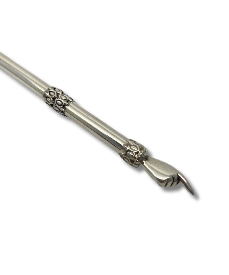 the finger of the silver yad torah