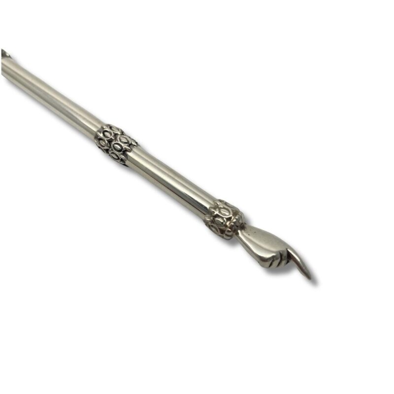 the finger of the silver yad torah