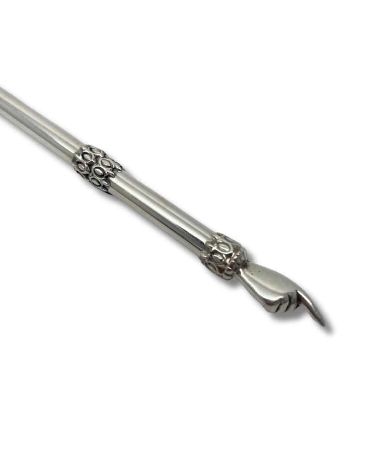 the finger of the silver yad torah